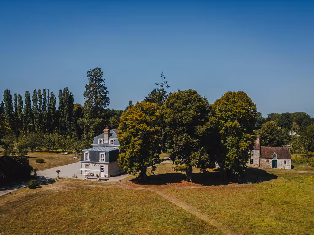 Die Anlage eines Gasthauses mit großen Bäumen in der Normandie