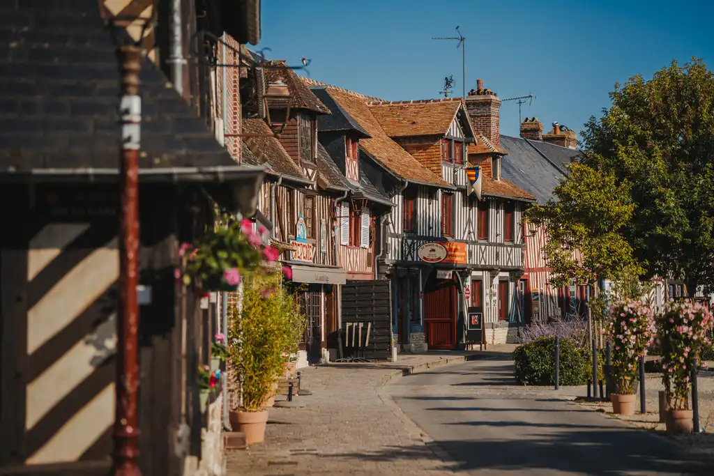 Eine Straße mit vielen Fachwerkhäusern in der Normandie