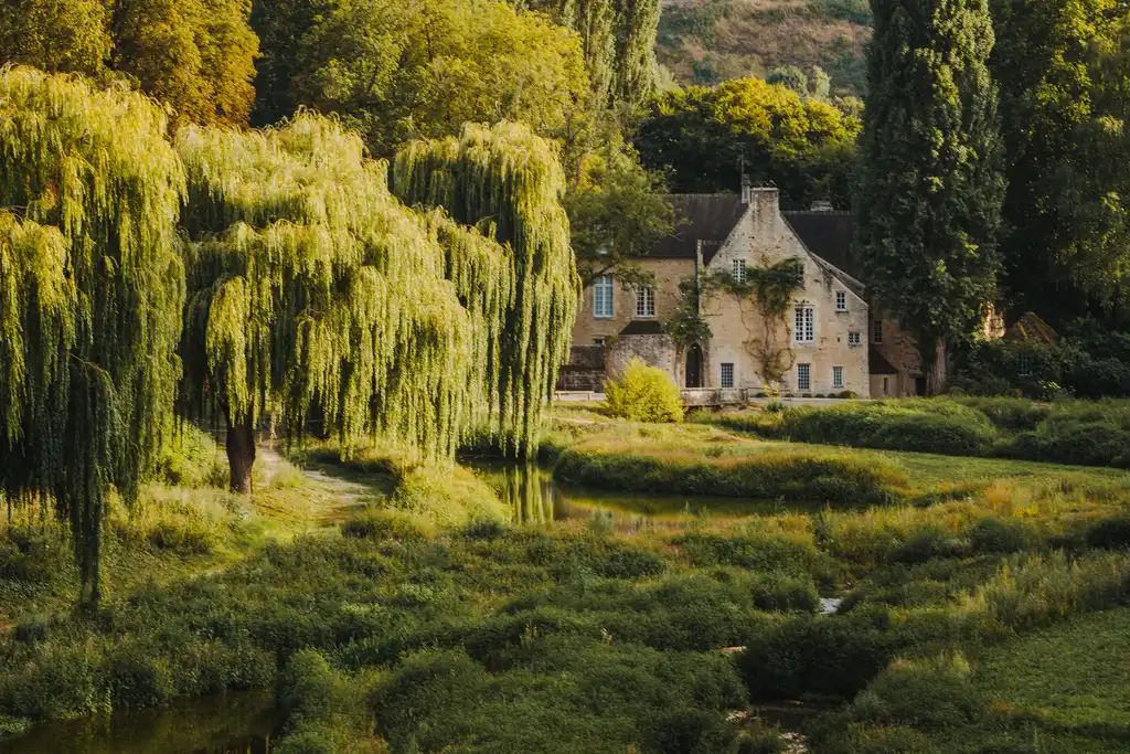 Ein charmantes Steinhaus umgeben von idyllischer Natur in der Normandie