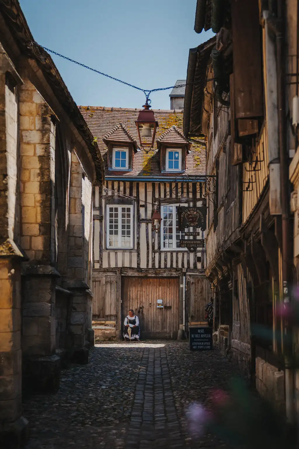Ein kleine Straße mit Fachwerkhäusern in der Normandie