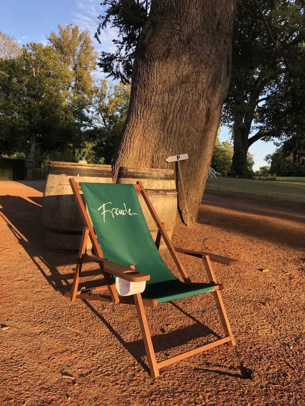 Ein France Naturelle Liegestuhl im Garten des Schlosses