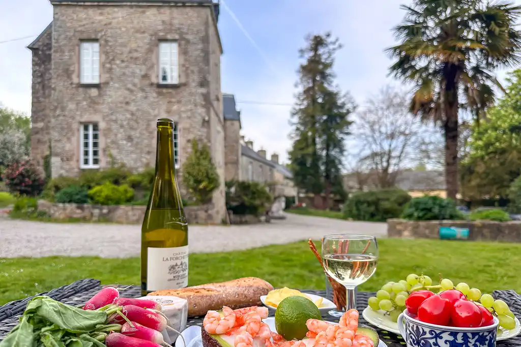 Ein Picknick im Garten einer Unterkunft in der Normandie
