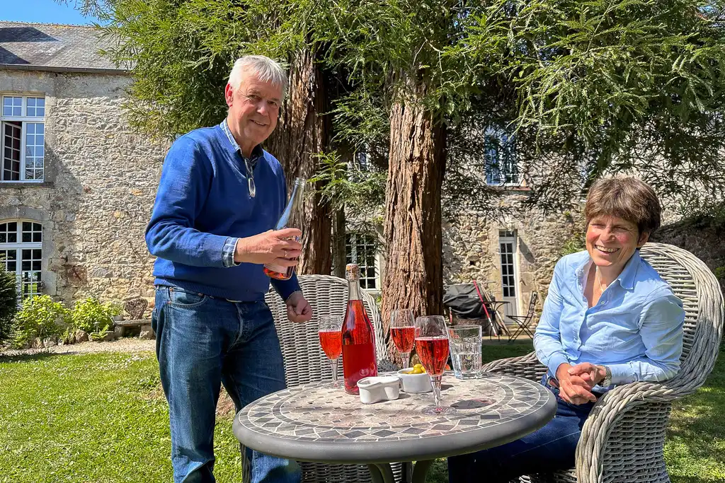 Ein Mann schenkt einer Frau ein Glas Cidre ein