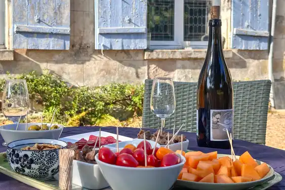 Ein Tisch mit einem Picknick und einer Flasche Wein im Loiretal