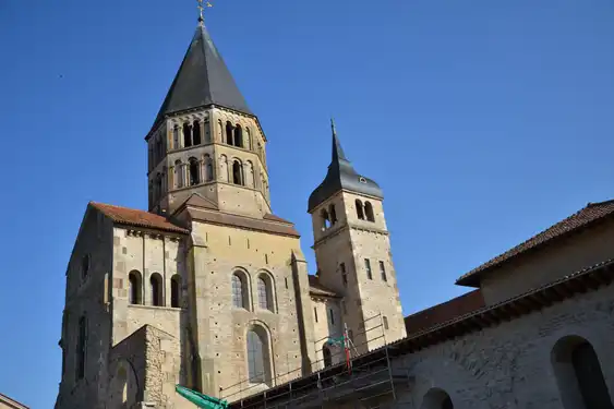Eine große Steinkirche in Cluny im Burgund mit einem beeindruckenden Kirchturm