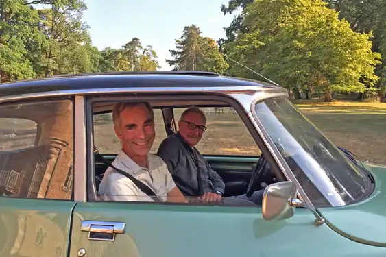 Gastgeber des Schlosses im Burgund sitzt in einem Oldtimer