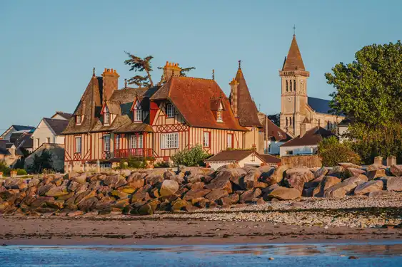Ein Fachwerkhaus am Strand in der Normandie