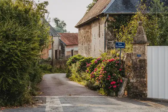Kleine Straße die durch ein Dorf in der Normandie führt