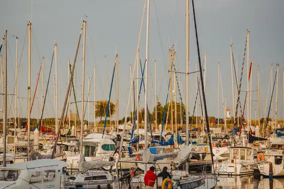 Ein Hafen in der Normandie mit vielen Schiffen