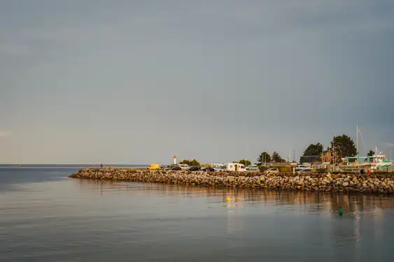 Ein Hafen direkt am Meer in der Normandie