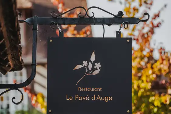 Ein Schild von einem Restaurant in der Normandie