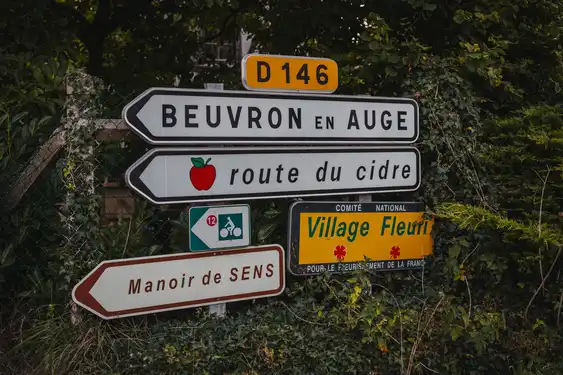 Wegweisende Schilder in der Normandie