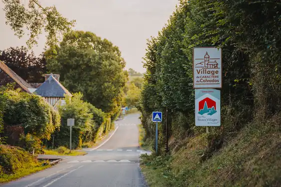 Ländliche Straße in der Normandie