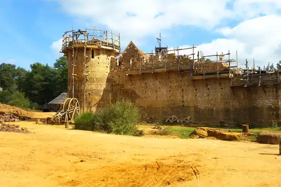 Eine historische verfallene Burgruine im Burgund