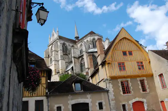 Die Dächer der Stadt Auxerre im Burgund mit einer Kirche im Hintergrund