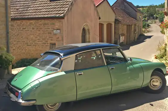 Ein Oldtimer steht auf einer Straße in einem kleinen Dorf im Burgund