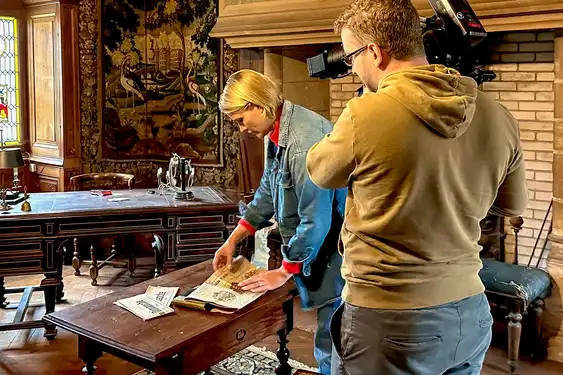 Judith Rakers vor der Kamera im Burgund