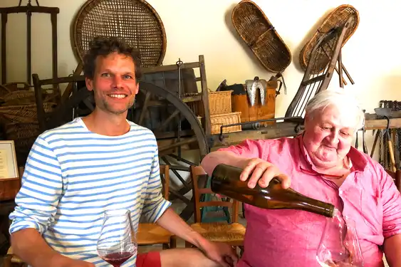 Thomas und der Gastgeber des Winzerhotels im Burgund probieren gemeinsam einen guten Wein