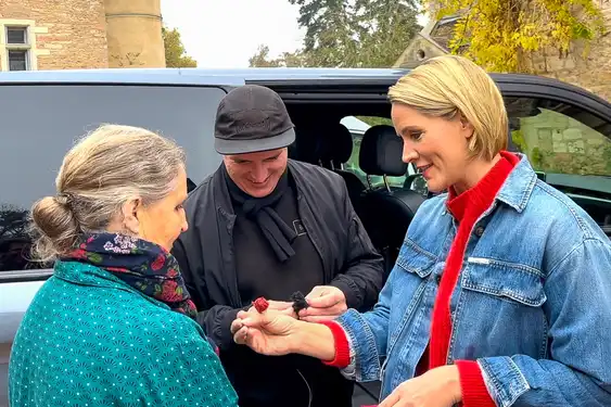 Judith verkabelt Isabelle im Schloss (Wunderschön WDR)