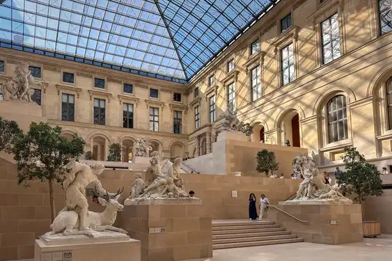 Der abgedeckte Innenhof des Louvres mit vielen Statuen