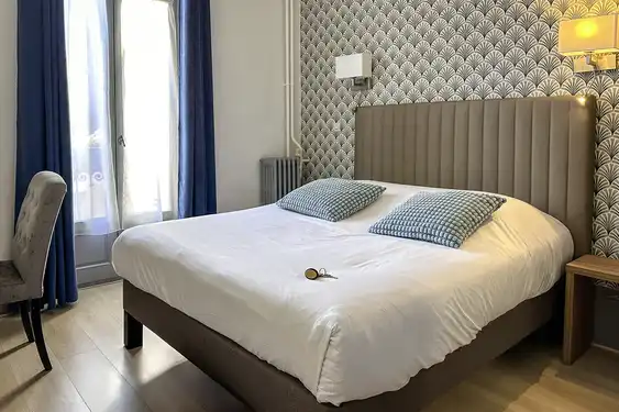 Ein Hotelbett in Dijon 