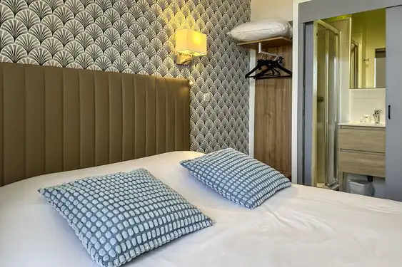 Das Bett und das Badezimmer des Hotels