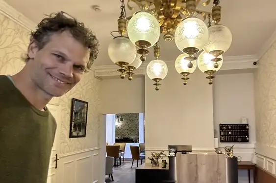 Thomas steht im Esszimmer