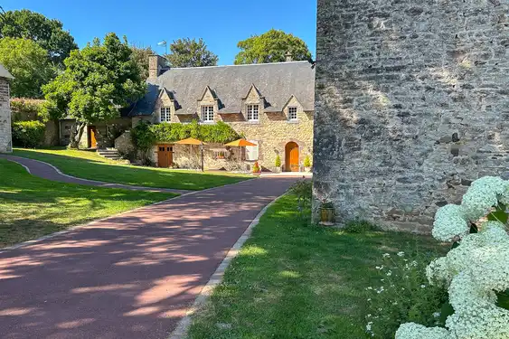 Roter Gartenweg führt zum Landhaus in der Normandie