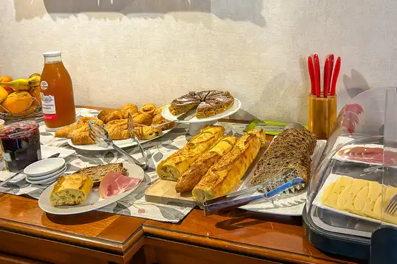 Reich gedeckter Frühstückstisch in der Normandie