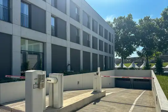 Eine Einfahrt zur Tiefgarage, abgesichert mit Schranken