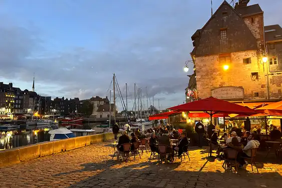 Ein Restaurant bei einem Hafen in der Normandie mit vielen Gästen