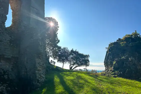 Eine Ruine in der Normandie mit der Sonne die auf sie scheint