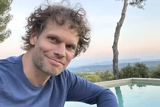 Thomas vor Pool Provence Unterkunft