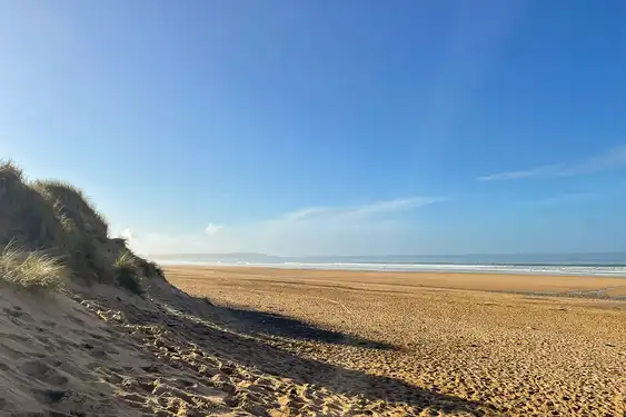 Strand in der Normandie mit einer von Gras bewachsenen Düne