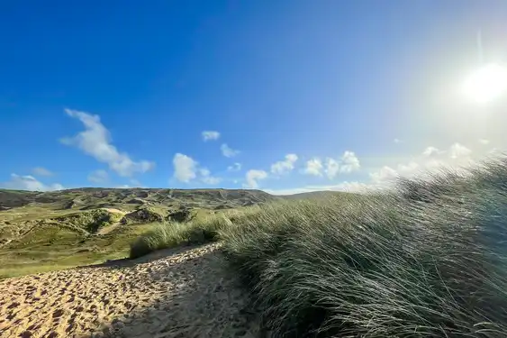 Küstenlandschaft der Normandie mit bewachsenen Dünen und Hügeln