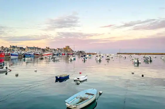 Ein Hafen in der Normandie bei Sonnenuntergang