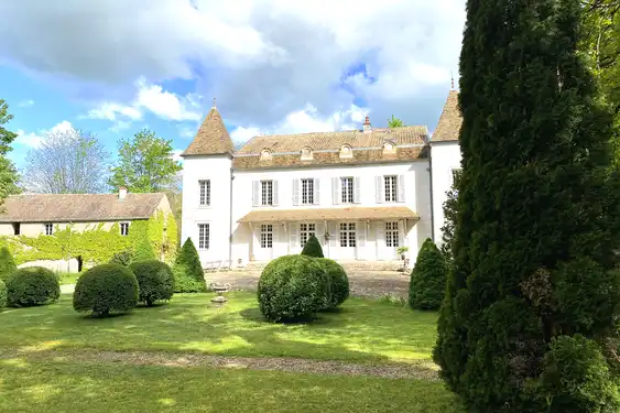 Gut gepflegte und geschnittene Büsche im Garten des Landguts im Burgund
