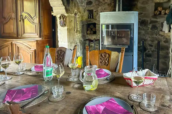 Ein gedeckter Tisch in einer Unterkunft in der Normandie