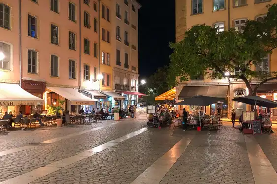 Die Altstadt von Lyon am Abend. Ein paar restaurants haben geöffnet und im Außenbereich dieser sitzen ein paar Gäste
