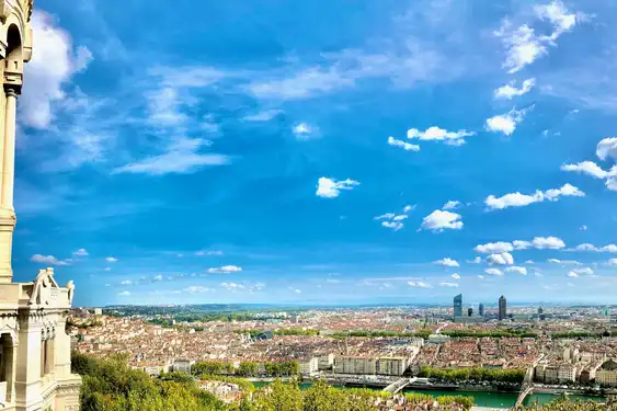 Ausblick über die Stadt Lyon von einem Aussichtspunkt bei strahlend blauem Himmel
