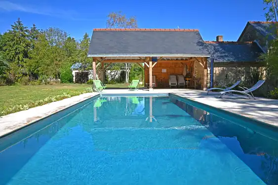 Der große und moderne Pool im Garten des Gutshofs in der Loire