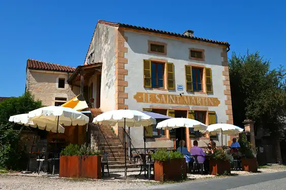 Eine gemütliche Terrasse eines Restaurants im Burgund