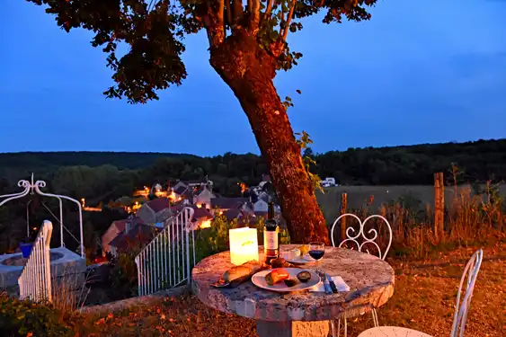 Ein gutes Picknick mit Blick auf die schöne Landschaft im Burgund
