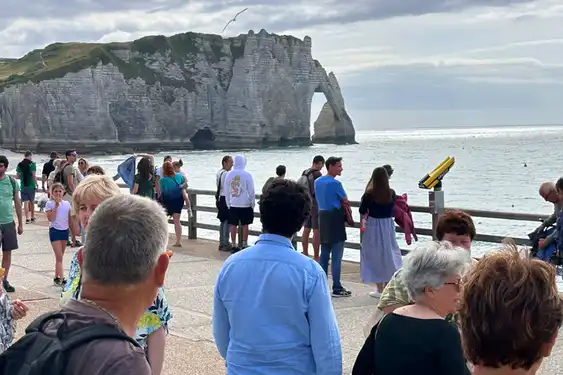 normandie-etretat-touristen
