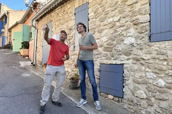 Provence-Urlaub-Mann-Rotes_Shirt