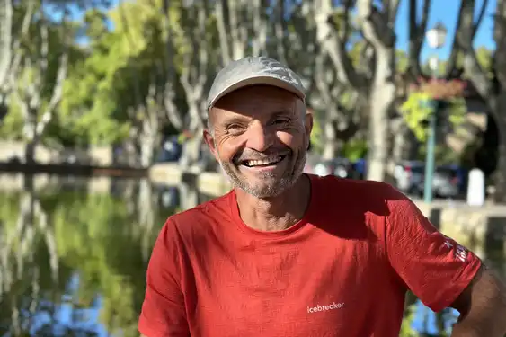 Provence-Urlaub-Rotes-Shirt-See