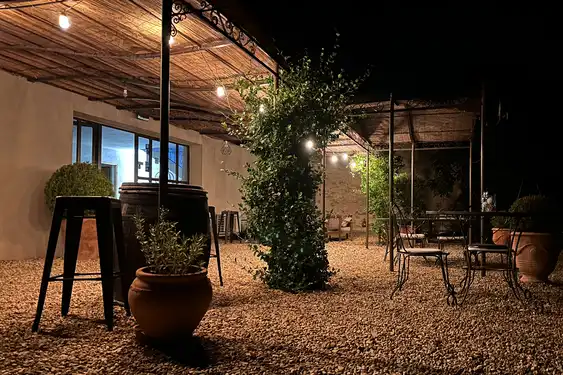 Provence-Urlaub-Terrasse-Dunkel