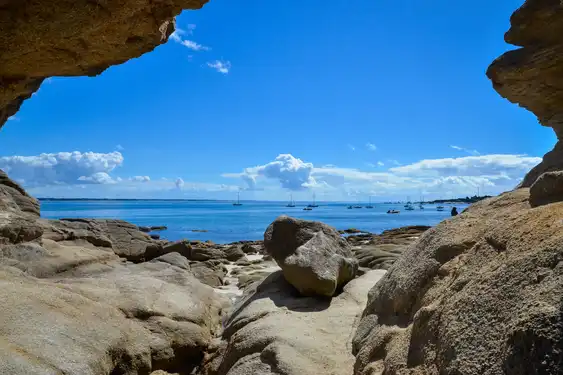 bretagne-landschaft-felsen-meer