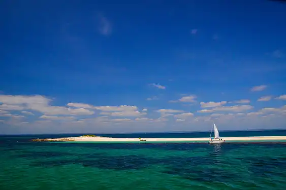 bretagne-landschaft-insel-boot