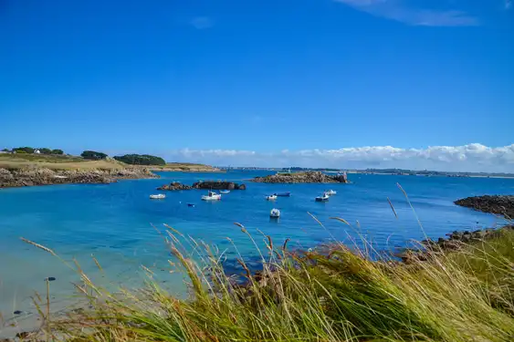 bretagne-landschaft-bucht-boote
